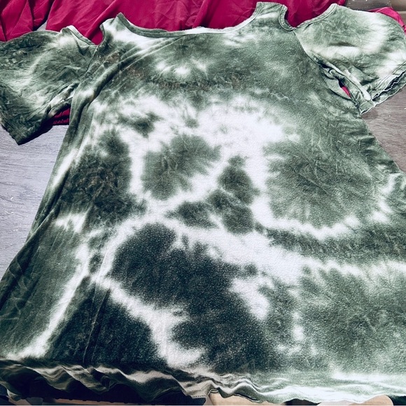 This is a Poof tye dyed dress the colors are green and white. It is a size XL - Picture 6 of 7